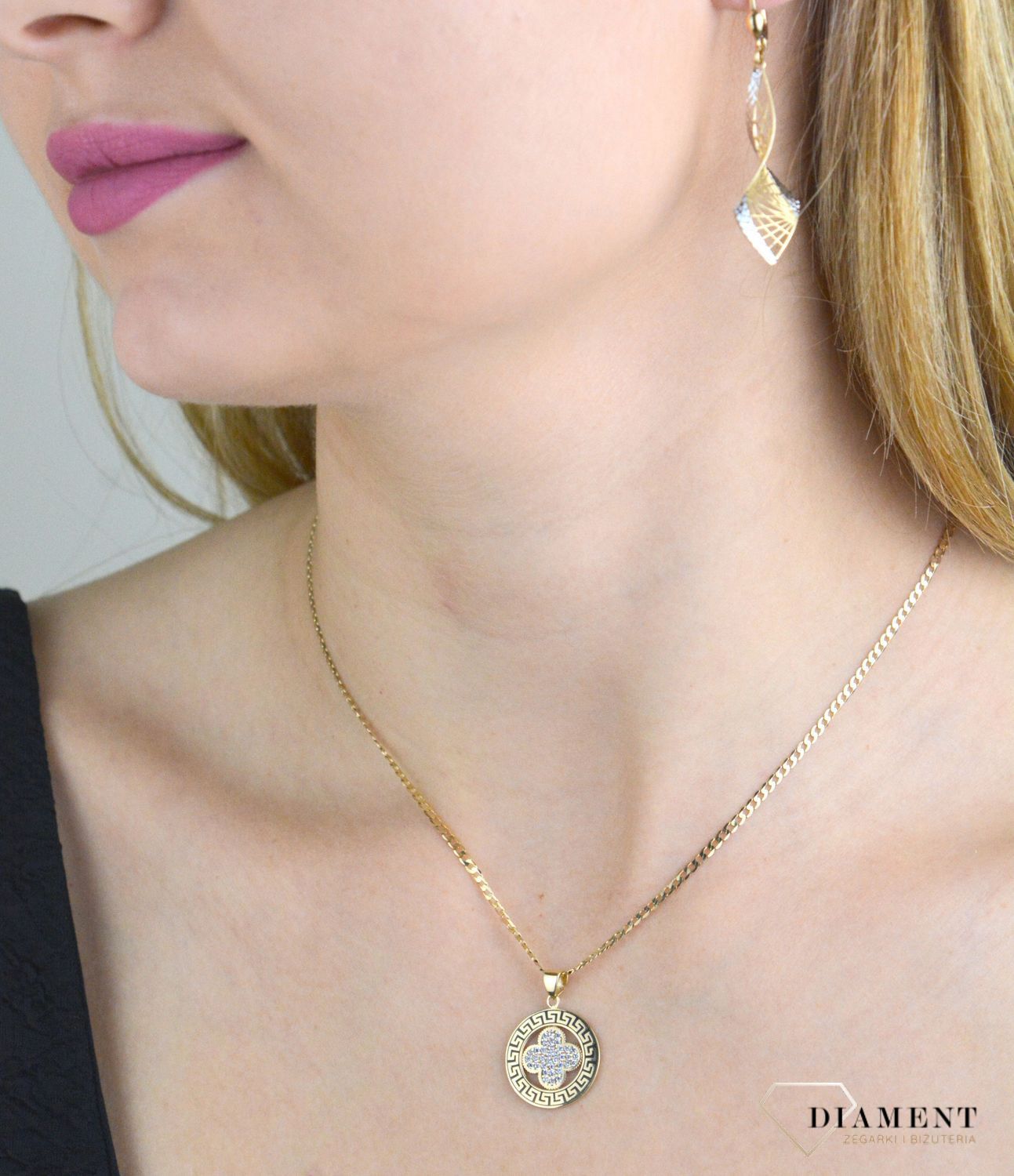 Złota zawieszka 585 koniczynka w cyrkoniach z drogą grecką ZA 7438 585.jpg